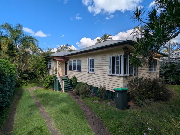 "Bundaleer" - House Amongst the Trees - 25min train to Brisbane City