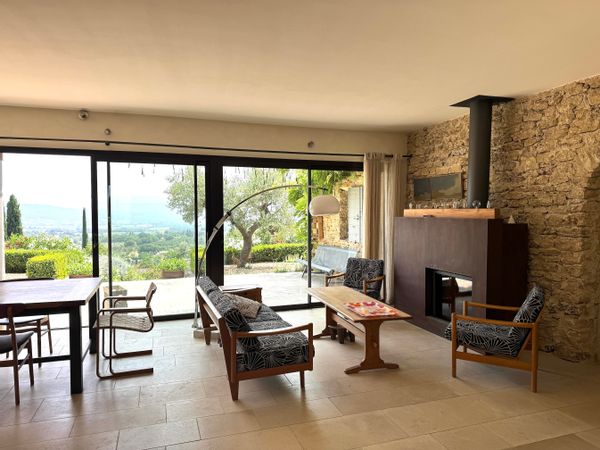 Maison d'architecte avec piscine au coeur du Luberon et vue à 180 degrés.