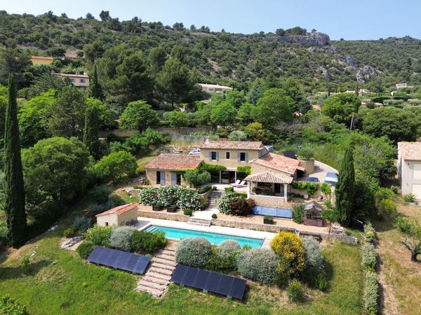 Chambre dans maison à partager avec les propriétaires - jardin et piscine au coeur du Luberon