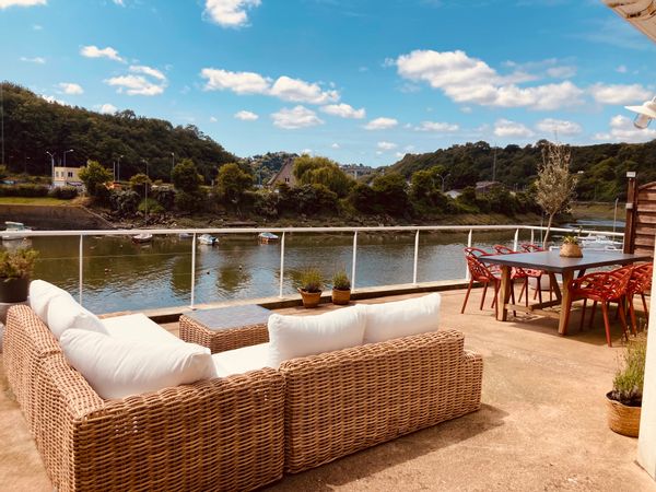 Maison lumineuse face à l'écluse