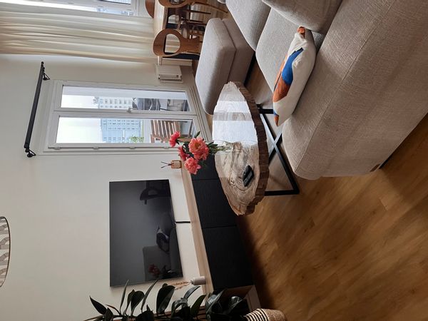 Duplex à Paris au 10ème et dernier étage avec belle vue dégagée sur la Tour Eiffel et le Sacré Cœur.