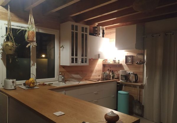 Maison écologique au pied des montagnes