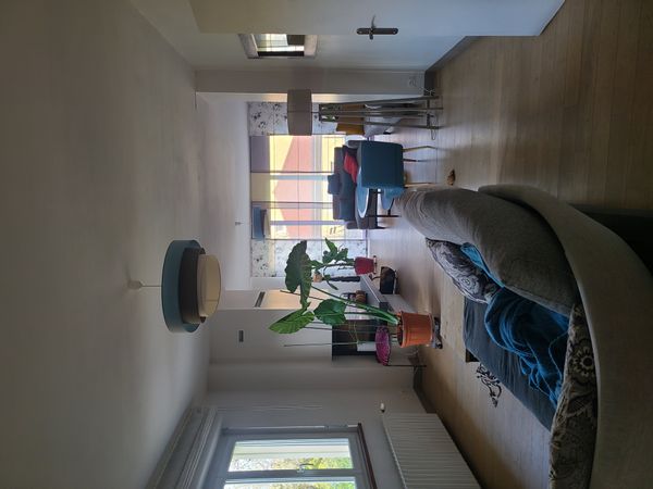 Chambre privé dans maison 180m² avec jardin. Proche commodités. Cuisine et salle de bain partagées.