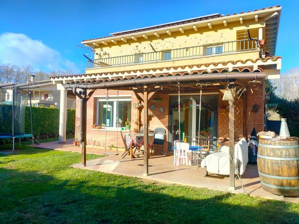 Casa acogedora con jardín ideal para familias y escapadas a Barcelona, Girona, Costa Brava y Pirineo