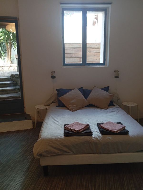 Nous mettons à disposition de ceux qui le souhaiteraient un studio aménagé dans notre maison; totalement indépendant; donnant sur un petit jardin privatif et ombragé; une piscine hors sol de 4X2 m y est installé. Vous serez au calme; nous ne mettons le studio à disposition que lors de nos absences.