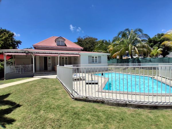 Maison résidentielle secteur calme et idéalement située au cœur de la Guadeloupe.