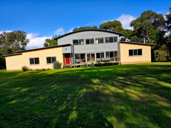 Charming mudbrick home in Marengo with Apolla Bay just down the road.