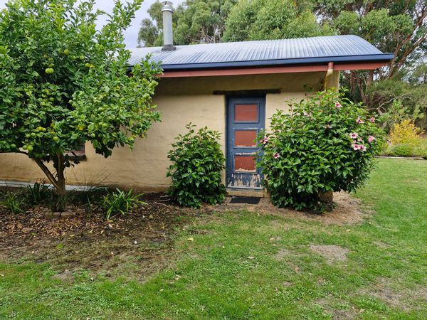 Charming mudbrick cottage studio in Marengo with Apolla Bay just down the road.