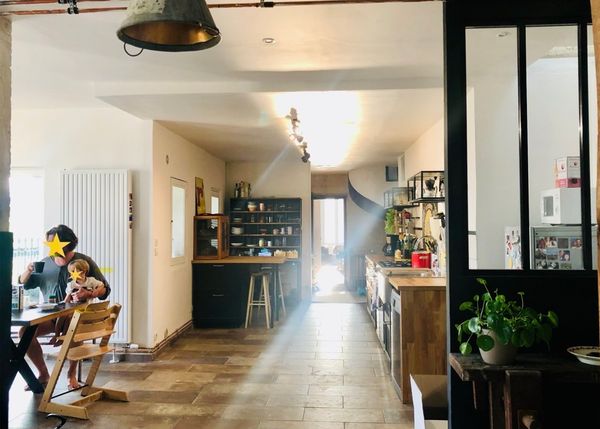 Grande maison de ville atypique et charmante à 10 minutes à pied de la Loire et 15 de Tours centre.