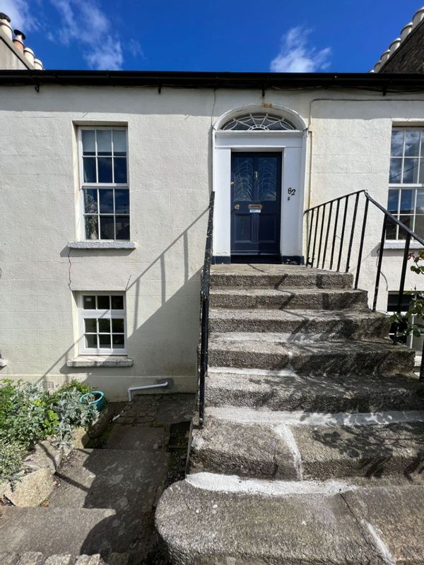 Grainne's villa . Small apartment in lower floor of old Georgian house. Separate entrance.