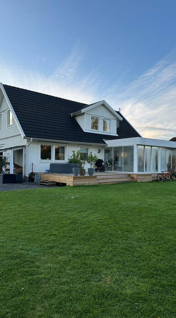 Modernt hem med egen trädgård