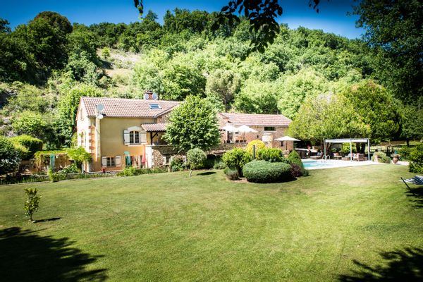 Holiday home with  heated pool in the south of France