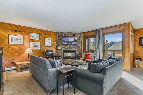 2BR Ski Condo at The Phoenix walk to Gondola, deck overlooks courtyard, pool, hot tubs, grills