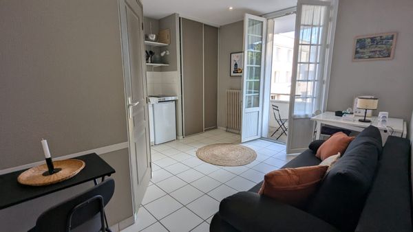 Cosy Studio Meublé full équipé HyperCentre Tours Balcon avec Vue #6