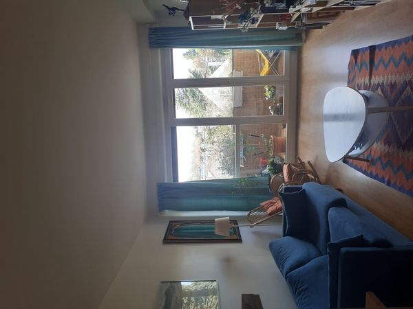 Mon appartement est situé dans une résidence calme donnant sur un parc, et il est en face de la gare de Louveciennes ( La Défense à 25 mn, gare Saint Lazare 30 mn, 4 trains par heure) En voiture, on peut visiter le château de Versailles (10 kms), l'accès à l'autoroute de l'ouest et facile et permet d'aller facilement à Giverny (40 km) et sur la Côte Normande (200 km).  Quartier calme à proximité d' un petit centre commercial (supérette, boulangerie, pharmacie, traiteur, journaux/tabac)