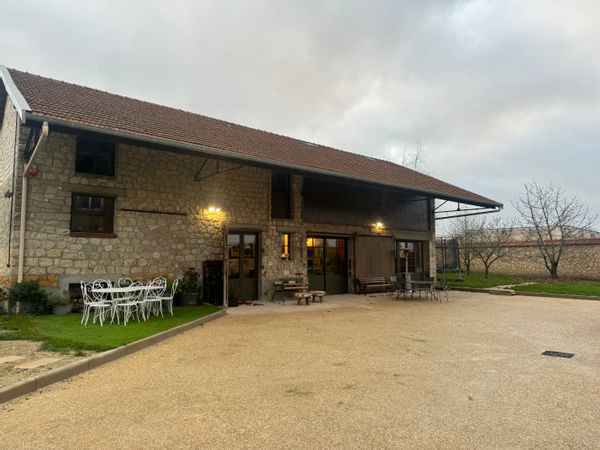 Une grange bien équipée, à coté de Reims au coeur de la Champagne capacité 14 personnes.