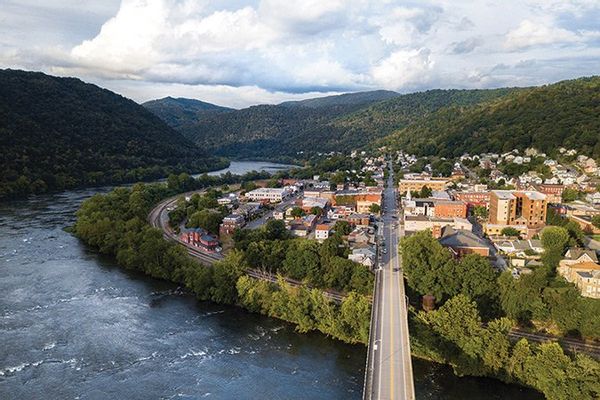 Carla's historic home near the New River Gorge National Park - Antiques & Elegance