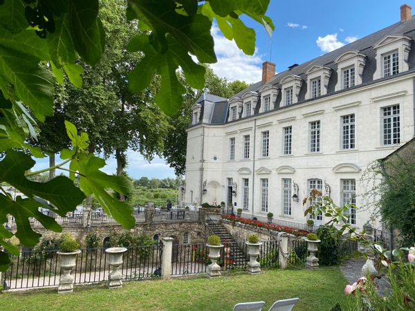 Abbaye du 11ème siècle face a la Loire