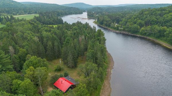 Chalet en bois rond au bord de la Rivière Batiscan : Wombatiscan