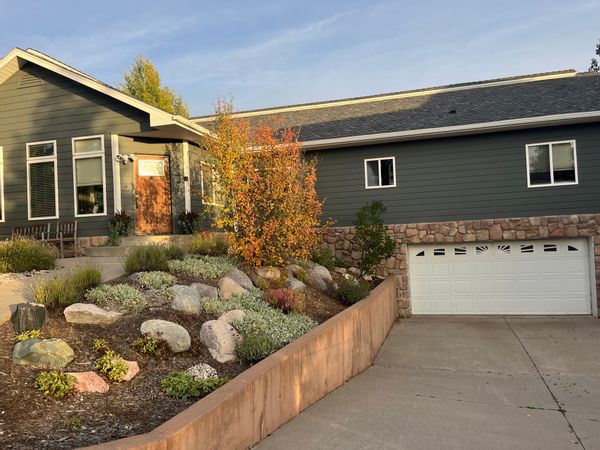 Mountain retreat with panoramic views and hot tub