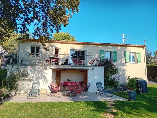 Maison a la campagne ,2 chambres ,au cœur d'un village du poitou charente ,entourée de chevaux ..