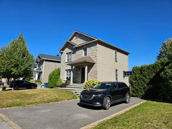 Maison 2 étages pour une famille dans la magnifique ville de Québec