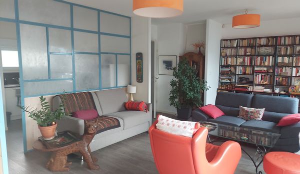 Belle chambre claire avec terrasse de verdure