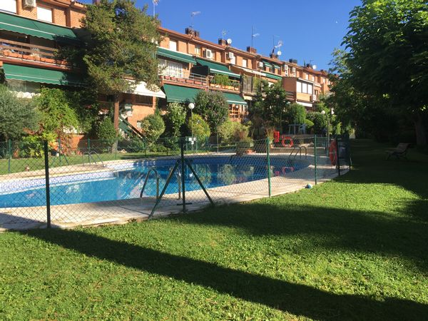 Lovely terraced house (with cat) in Madrid suburbs