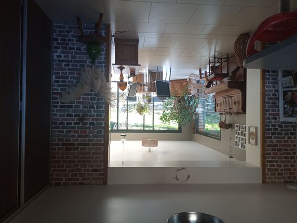 Maison au coeur d'un joli village normand, grand séjour et cuisine, 3 chambres lit double réparties sur 2 étages + salle de jeux. Grand jardin, barbecue et salon de jardin. Poules à nourrir (ouf pas de coq). Toutes commodités accessible à pied boulangerie, superette, pharmacie et quelques commerces. Cours de tennis, air de jeux, pétanque, stade, rivière. Village typique situé à 25 minutes de Rouen, 45 minutes de la mer et 1h30 de Paris