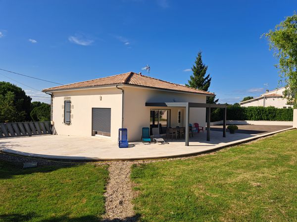 La maison de Delphine se situe à 3kms de la ville dans une campagne paisible mais non isolée.
Une terrasse appréciable avec pergola bioclimatique et un jardin avec arbres pour profiter de siestes sur transat à l'ombre