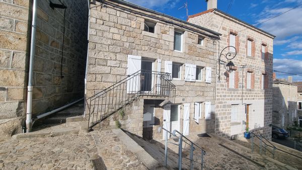 Chaleureuse maison en pierres près du barrage de La Valette et du Puy en Velay