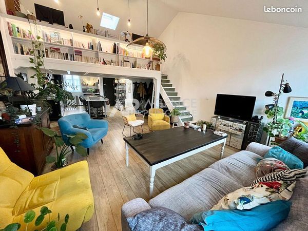 Bienvenue chez nous ! Nous habitons dans un superbe duplex en hyper centre de la Rochelle et nous louons notre appartement lorsque nous partons en vacances. Vous y trouverez donc tout le nécessaire pour passer de belles vacances dans notre jolie ville de la Rochelle. Notre appartement se compose  de 3 grandes chambres avec lits doubles en 140, 2 salles de douche, 2 wc... Vous pourrez laisser votre voiture dans la cour sécurisée de notre immeuble et accrocher vos vélo si vous le souhaitez.