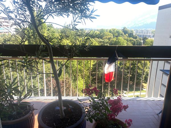 L’appartement de Alyson est lumineux, situé en bas de montagne, vue traversante, 15 min de Grenoble