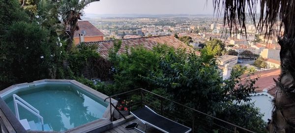 Maison de charme à Hyères avec piscine et vue sur les îles.