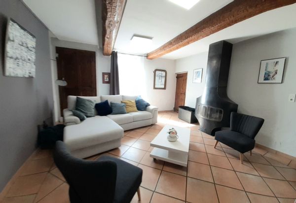 La maison de Caty Maison de caractère dans un village entouré de vignes ,au pied d'un château