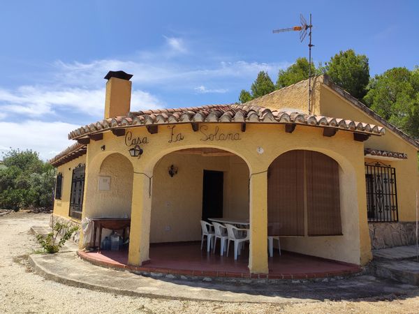 Casa La Solana, una casa de campo rústica y tranquila rodeada de olivos a 25 min de la costa blanca