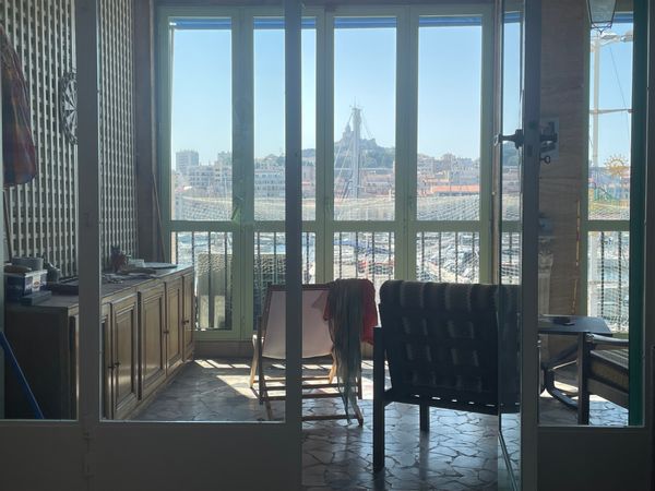 En balcon sur le Vieux Port de Marseille - immeuble classé Fernand Pouillon