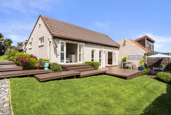 Modern and artistic home with great indoor-outdoor flow. Perfect for a relaxing break.