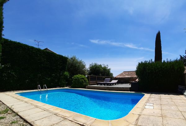 Appartement T2 mitoyen avec terrasse, accès piscine, et vue imprenable, dans un petit village (800 hbts) le bonheur des marcheurs, cyclistes, vttétistes