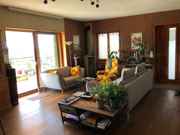 Logement calme avec belle vue sur colline boisée.