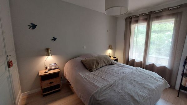 La maison est idéale pour les vacances.   Au calme, avec un accès direct à la forêt.