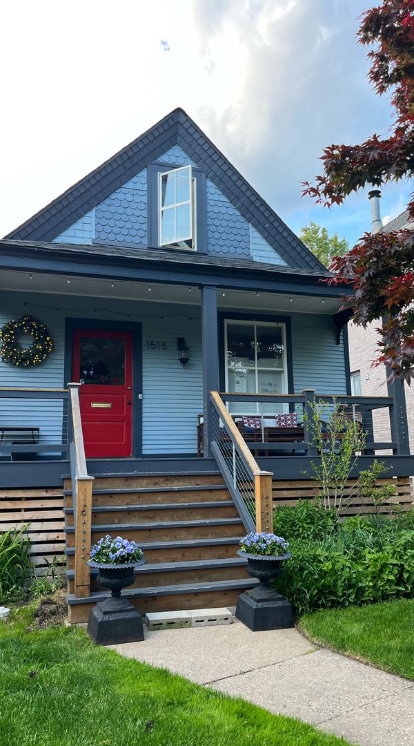 Allie’s mostly-private room in Chicago-adjacent Evanston