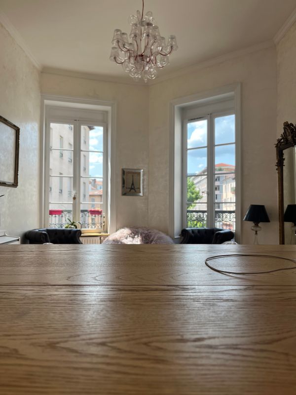 Mon appartement est très lumineux avec une belle hauteur sous plafond, cosy et beaucoup de charme.