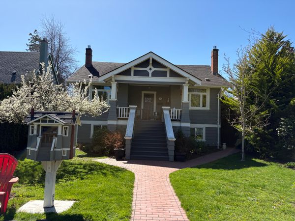Charming Arts and Crafts home in beautiful Oak  bay