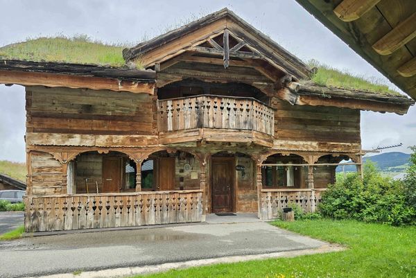 Bienvenue au grand chalet Bela Bartok , un lieu chargé d’histoire et de charme.