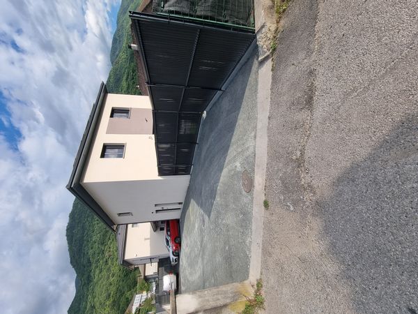 Maison neuve au cœur des montagnes