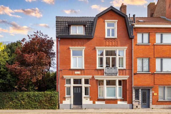 Charming 1937 Family Home in Historic Bruges 

(Stefaan - Lore - Estèphe - Julien - Henri)