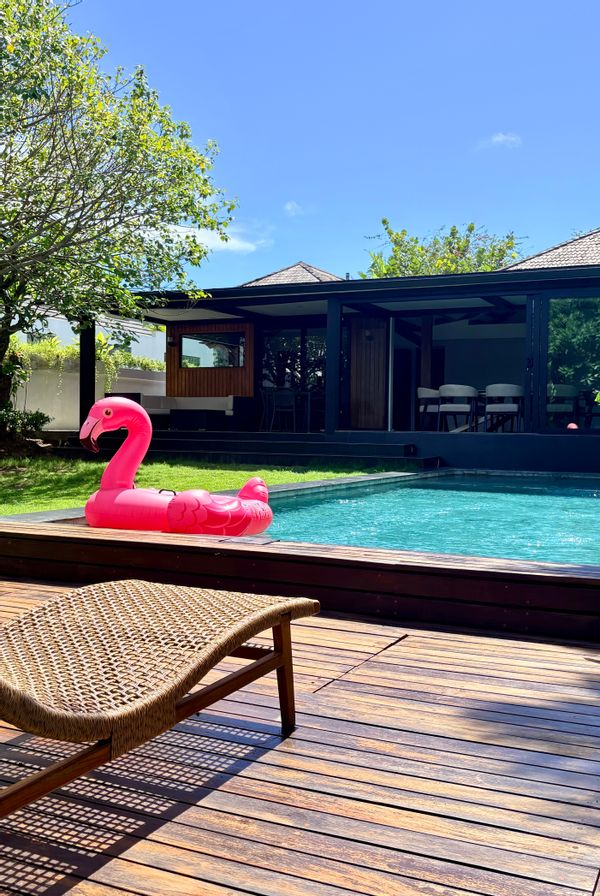 Bali – Canggu | Villa rénovée au calme, 4 chambres, grand jardin tropical, piscine & aire de jeux