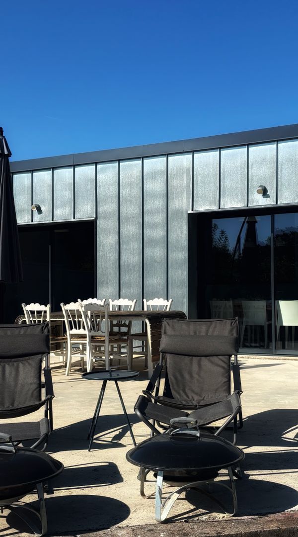 Cocon baigné de lumière à la campagne : vignes et forêt à proximité