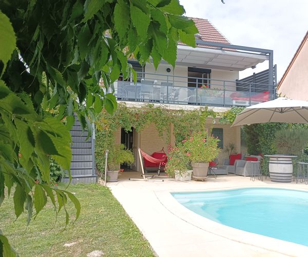 Bourgogne, entre Dijon et Lyon, maison spacieuse avec piscine chauffée vue panoramique sur vignobles